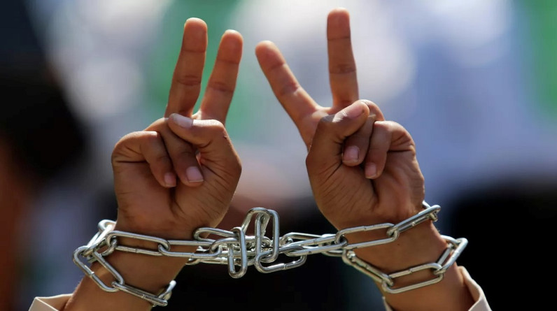الإرباك الليلي وزي الشاباص.. أساليب إبداعية للأسرى الفلسطينيين في مواجهة إجراءات الاحتلال